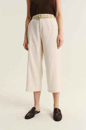 Kremowe spodnie kuloty z plecionym paskiem