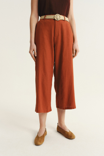 Efektowne spodnie kuloty w ceglastym odcieniu czerwieni