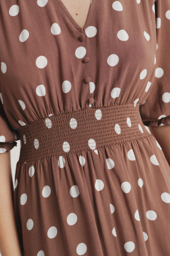 Jasnobrązowa sukienka w kropki