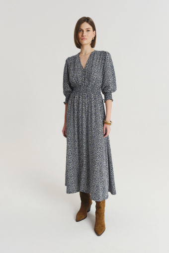 Wzorzysta sukienka midi z podkreśloną talią