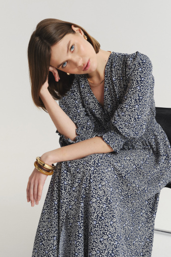 Wzorzysta sukienka midi z podkreśloną talią