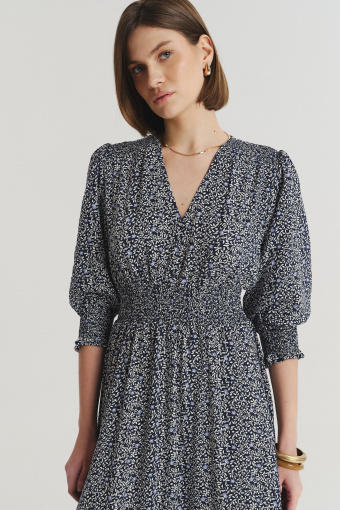 Wzorzysta sukienka midi z podkreśloną talią