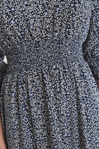 Wzorzysta sukienka midi z podkreśloną talią