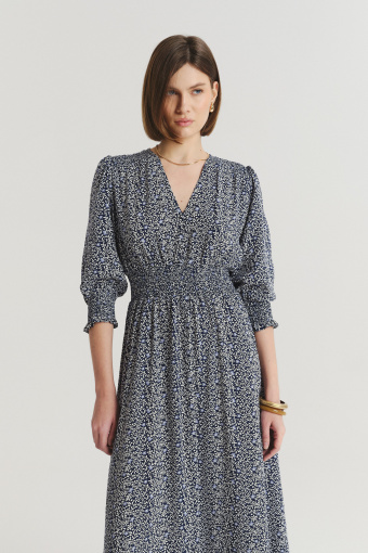 Wzorzysta sukienka midi z podkreśloną talią