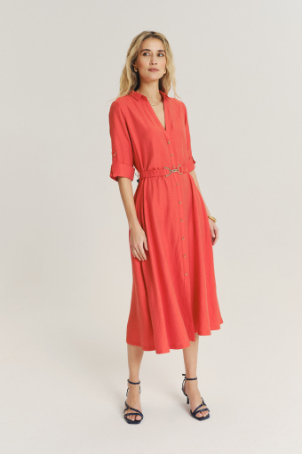 Brzoskwiniowa szmizjerka z dekoracyjnym paskiem