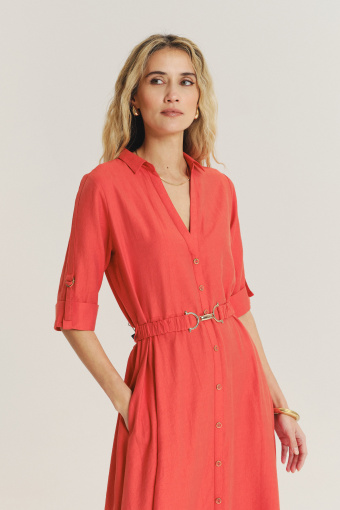 Brzoskwiniowa szmizjerka z dekoracyjnym paskiem