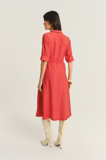 Koralowa szmizjerka z dekoracyjnym paskiem