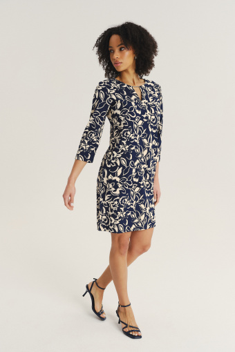 Efektowna czarna sukienka z nadrukiem w białe kwiaty 