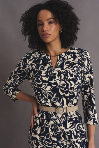 Efektowna czarna sukienka z nadrukiem w białe kwiaty 