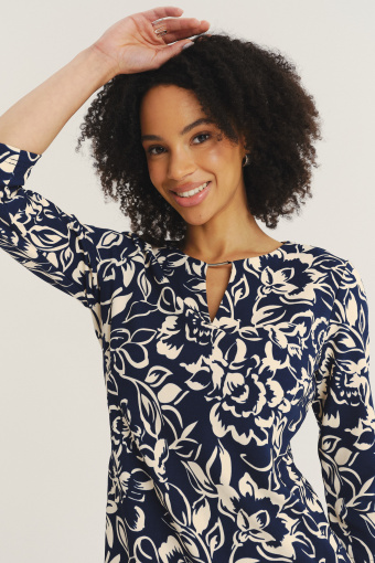 Efektowna czarna sukienka z nadrukiem w białe kwiaty 