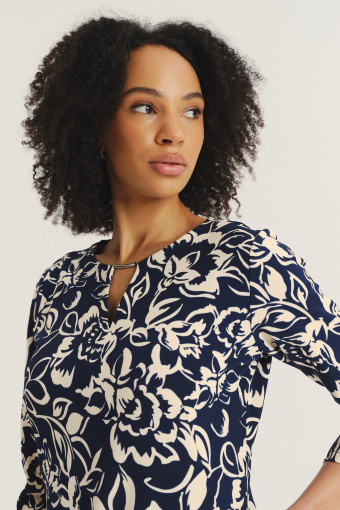 Efektowna czarna sukienka z nadrukiem w białe kwiaty 