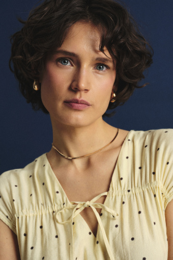 Masełkowa sukienka w drobne kropki