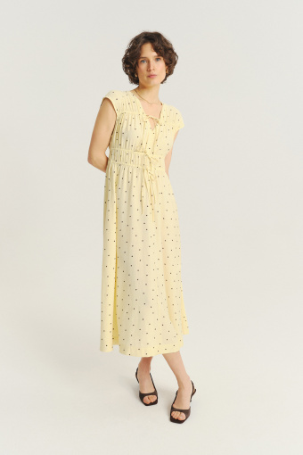 Masełkowa sukienka w drobne kropki