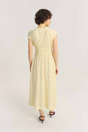 Masełkowa sukienka w drobne kropki