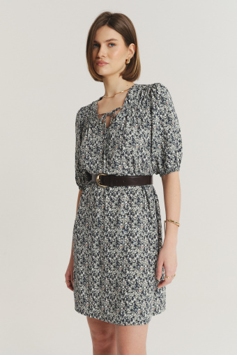 Luźna wiskozowa sukienka z nadrukiem typu łączka