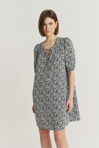 Luźna wiskozowa sukienka z nadrukiem typu łączka