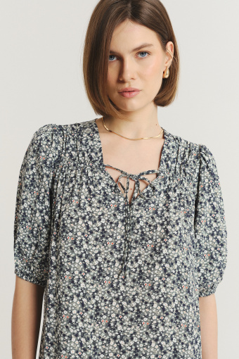 Luźna wiskozowa sukienka z nadrukiem typu łączka