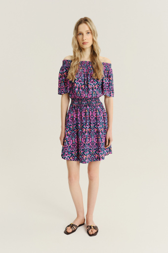 Multikolorowa sukienka z wzorem etno 