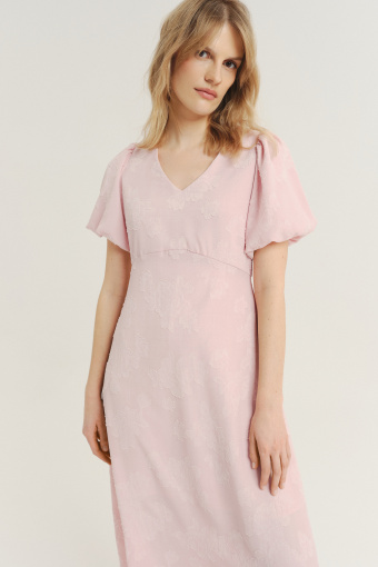 Subtelna jasnoróżowa sukienka midi