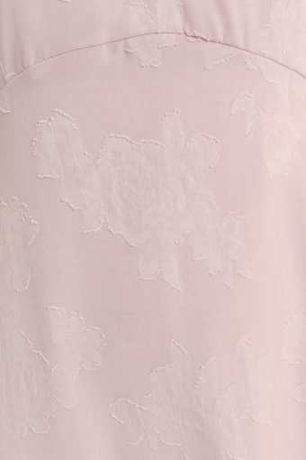 Subtelna jasnoróżowa sukienka midi