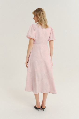 Subtelna jasnoróżowa sukienka midi