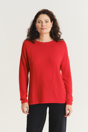 Klasyczny sweter w malinowym odcieniu czerwieni 