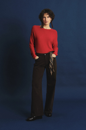 Klasyczny sweter w malinowym odcieniu czerwieni 