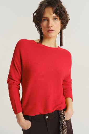 Klasyczny sweter w malinowym odcieniu czerwieni 