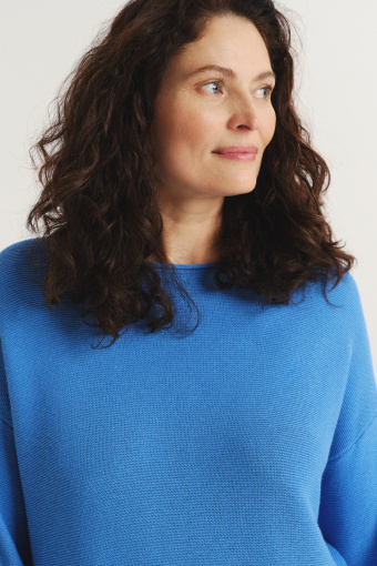 Klasyczny sweter w błękitnym kolorze