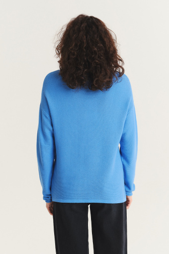 Klasyczny sweter w błękitnym kolorze