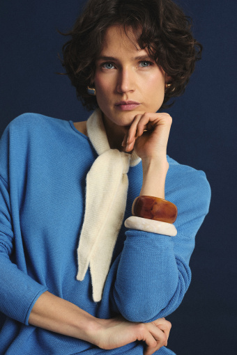 Klasyczny sweter w błękitnym kolorze