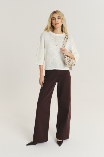 Biały sweter z szerokimi rękawami 3/4