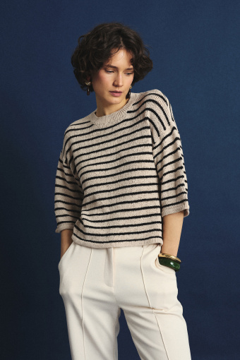 Beżowy sweter w kontrastowe paski