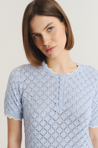 Ażurowy sweterkowy top w kolorze baby blue