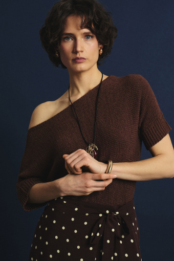 Brązowy sweter z krótkim rękawem