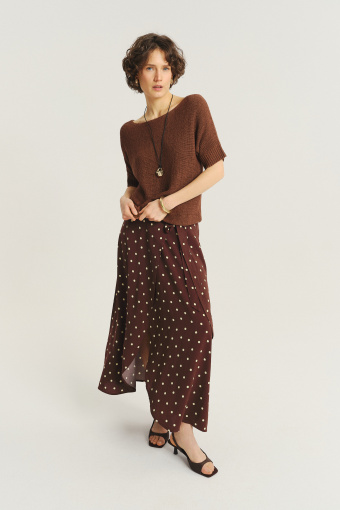 Brązowy sweter z krótkim rękawem