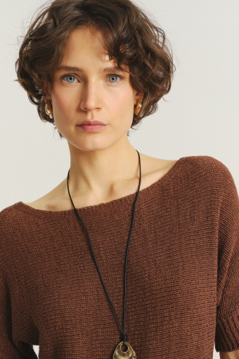 Brązowy sweter z krótkim rękawem