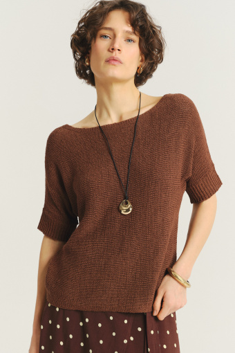 Brązowy sweter z krótkim rękawem