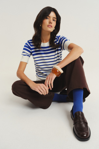 Stylowy sweter w niebiesko-białe paski