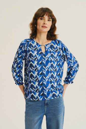 Niebieski printowany top z efektownym dekoltem