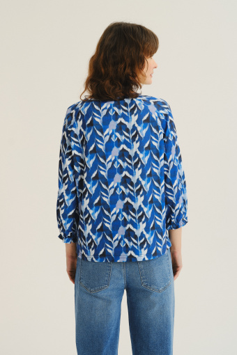 Niebieski printowany top z efektownym dekoltem