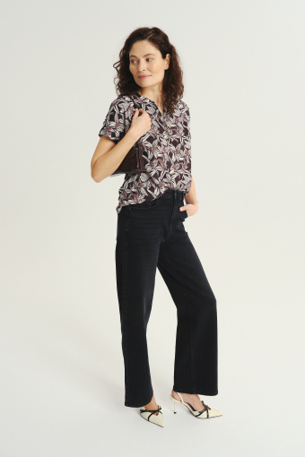 Czarny top w kwiaty dekolt V