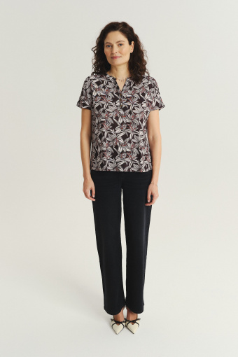 Czarny top w kwiaty dekolt V