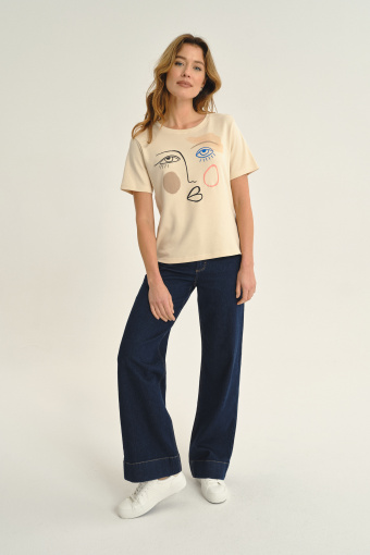 Kremowy t-shirt z efektowną grafiką