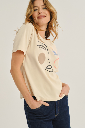 Kremowy t-shirt z efektowną grafiką