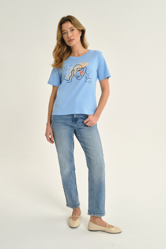 Niebieski t-shirt z efektowną grafiką