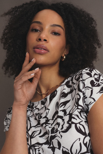 Kremowy top z nadrukiem w czarne kwiaty