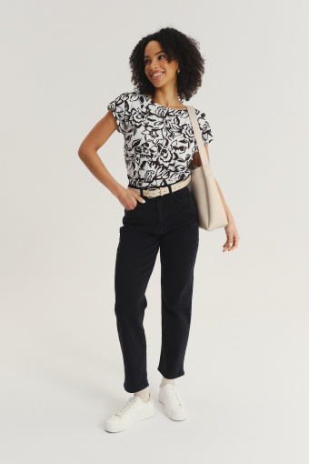Kremowy top z nadrukiem w czarne kwiaty