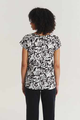 Kremowy top z nadrukiem w czarne kwiaty
