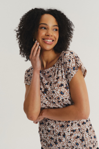 Beżowy top w kwiaty z krótkim rękawem